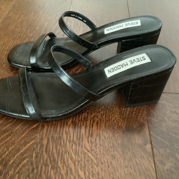 Steve Madden, Issy Crocodile Sandals, Black, Size 6 - Picture 2 of 4